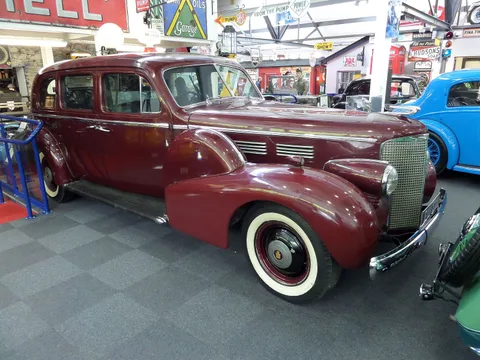 Cadillac Series 75 — 7