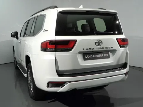 Toyota Land Cruiser (J300) — 4