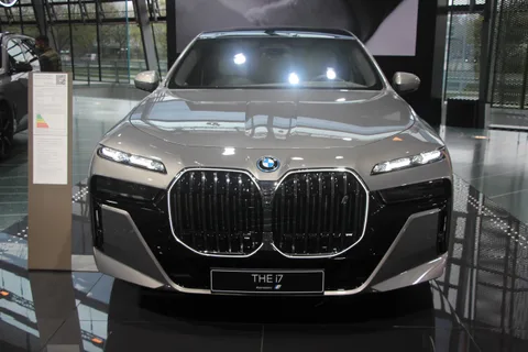 BMW i7 — 8