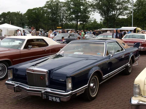 Lincoln Continental Mark V — 2