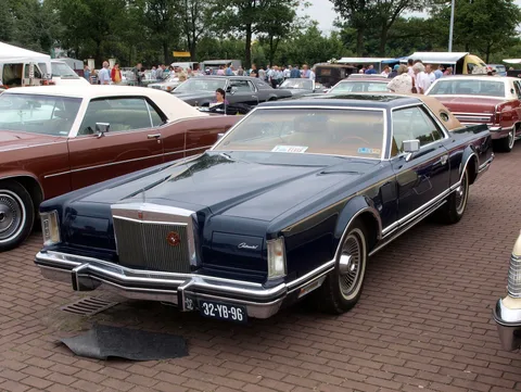 Lincoln Continental Mark V — 3