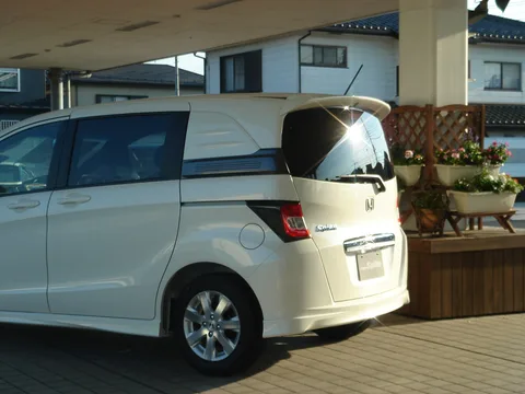Honda Freed Spike — 3