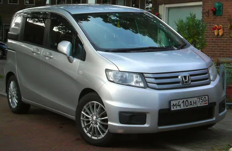 Honda Freed Spike — 7