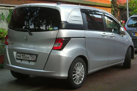 Honda Freed Spike — 8