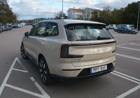 Volvo EX90 — 6