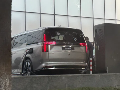 Volvo EM90 — 3