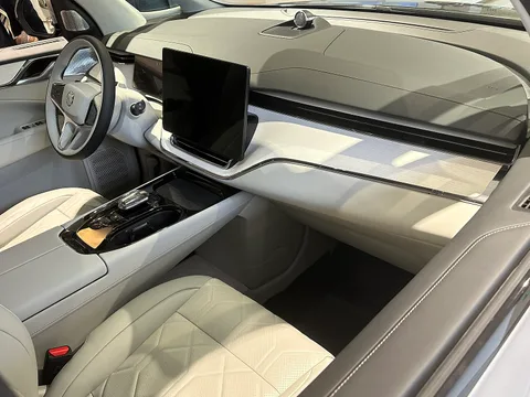 Volvo EM90 — 7