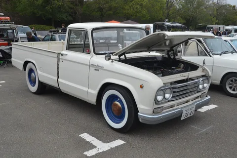 Nissan Junior — 4