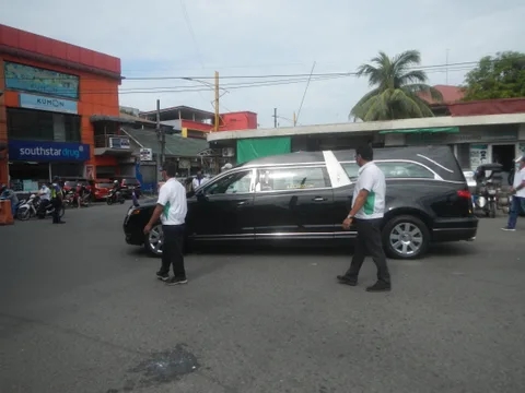 Lincoln MKT — 7