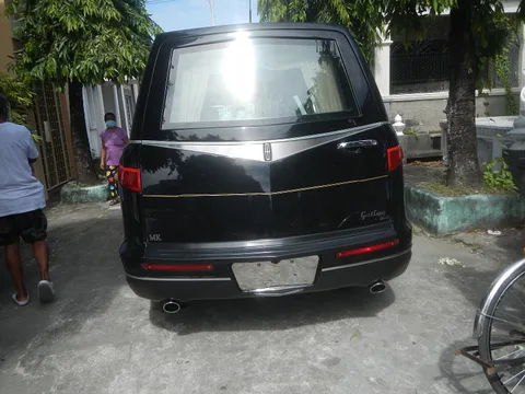 Lincoln MKT — 8