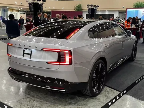 Volvo ES90 — 3