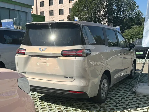 Wuling Starlight 730 — 2