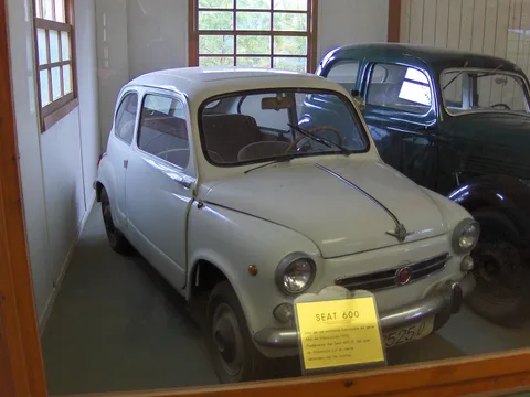 SEAT 600 — 7
