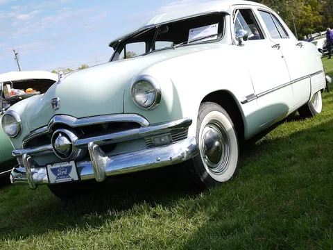 Ford Custom Deluxe — 5