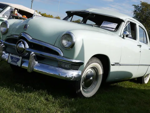 Ford Custom Deluxe — 6