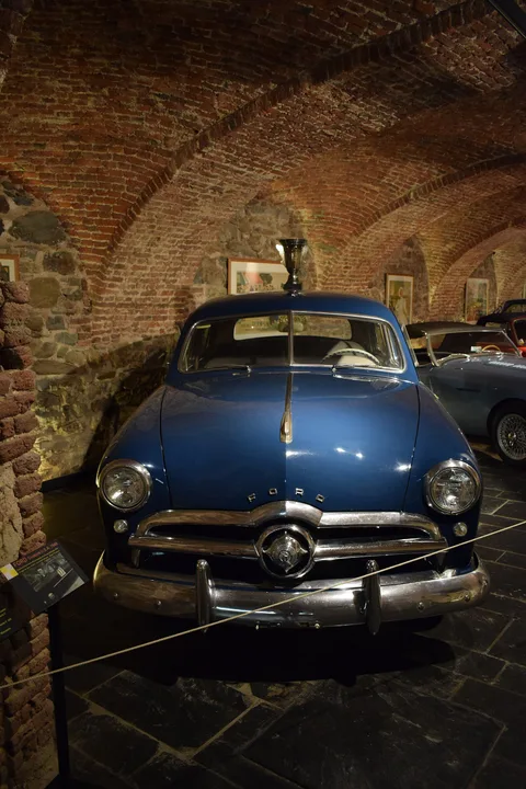Ford Custom — 7