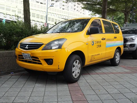 Mitsubishi Zinger — 5