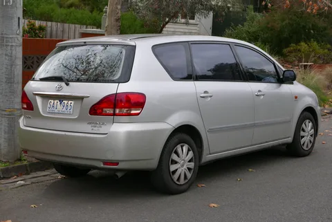 Toyota Avensis Verso — 3
