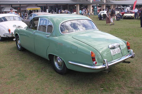 Jaguar 420 and Daimler Sovereign — 3