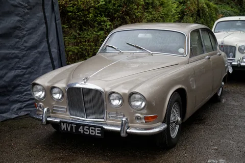 Jaguar 420 and Daimler Sovereign — 4