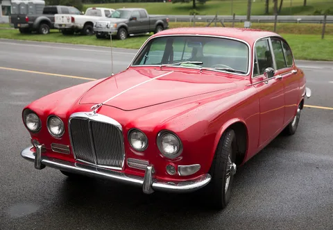 Jaguar 420 and Daimler Sovereign — 5