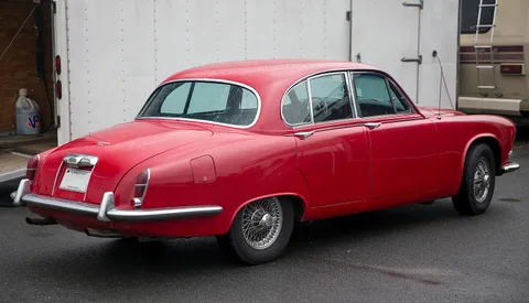 Jaguar 420 and Daimler Sovereign — 6