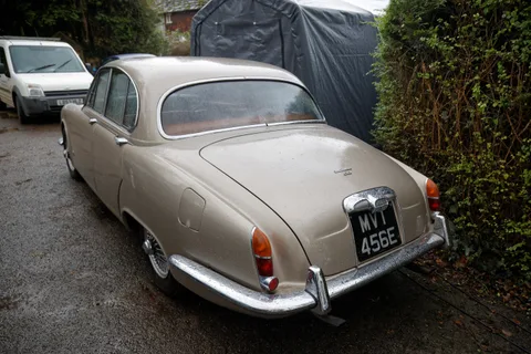Jaguar 420 and Daimler Sovereign — 7