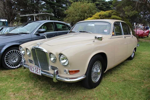 Jaguar 420 and Daimler Sovereign — 8