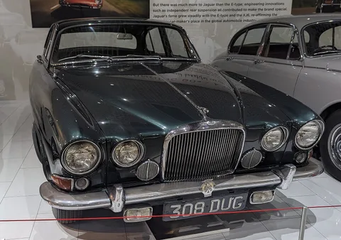 Jaguar Mark X — 4