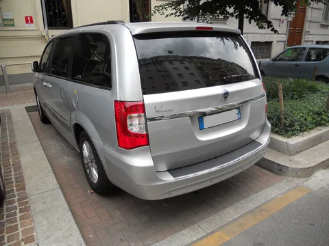 Lancia Voyager — 3