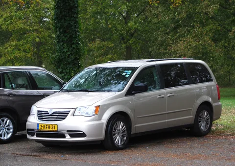 Lancia Voyager — 7