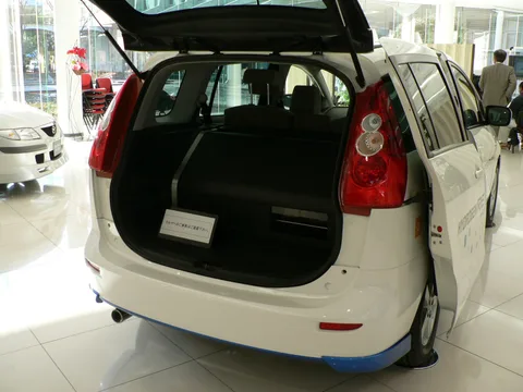 Mazda Premacy Hydrogen RE Hybrid — 2