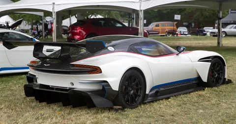 Aston Martin Vulcan — 8