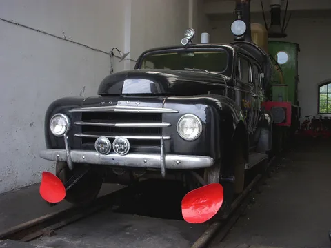 Volvo PV800 Series — 8