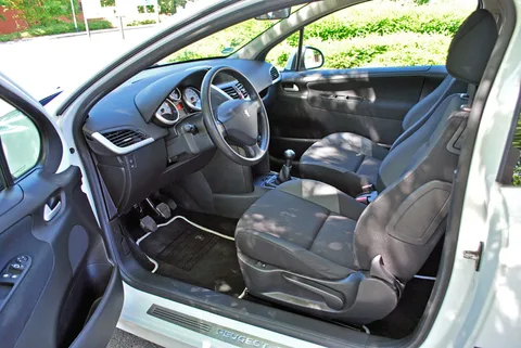 Peugeot 207 — 7
