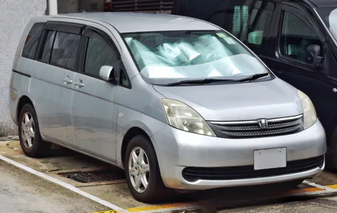 Toyota Isis — 3