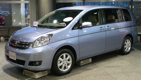 Toyota Isis — 4