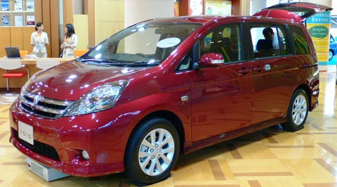 Toyota Isis — 5