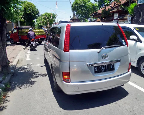 Toyota Isis — 7