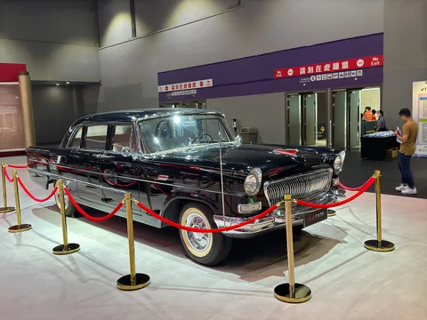 Hongqi CA72 — 3