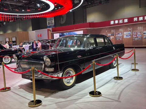 Hongqi CA72 — 4