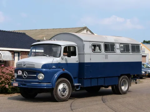 Mercedes-Benz LA 911