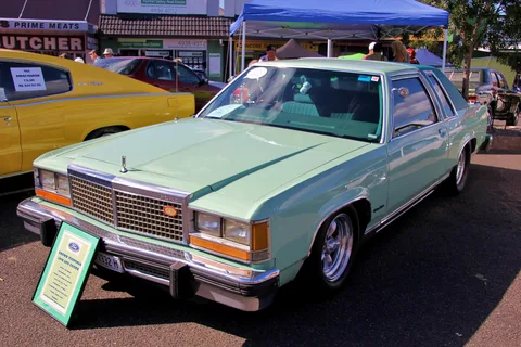 Ford LTD Crown Victoria — 2