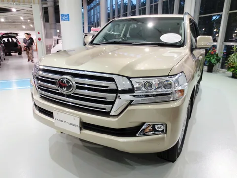 Toyota Land Cruiser (J200) — 2