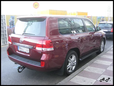 Toyota Land Cruiser (J200) — 7