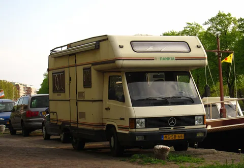 Mercedes-Benz MB100 — 4