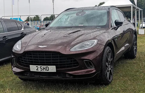 Aston Martin DBX — 3