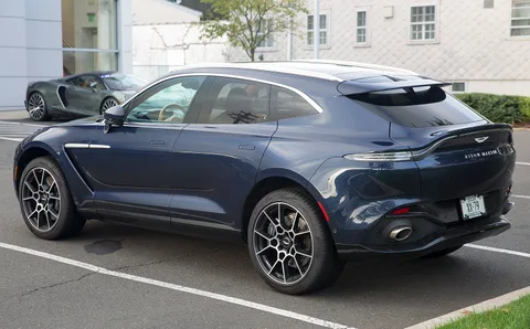 Aston Martin DBX — 8