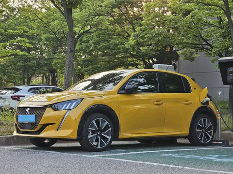 Peugeot e-208