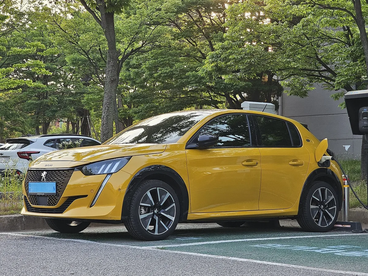 Peugeot e-208